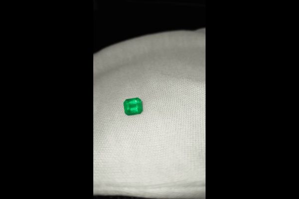 Rare: Muzo Mine Vivid Green Colombian Emerald - Octagon - 1.76 ct - ICG certified