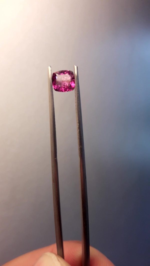 Purplish Pink Sapphire - Cushion - 1.53 ct - GIA certified