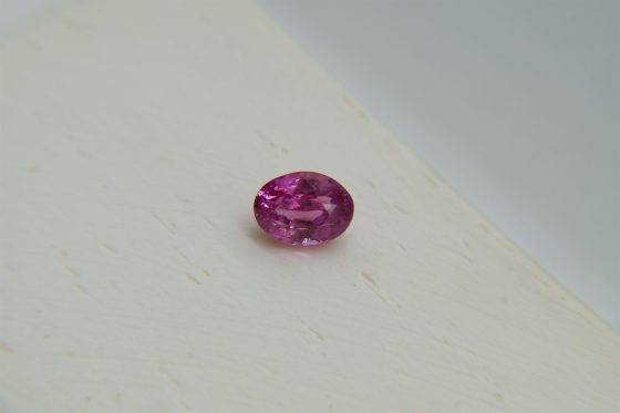 Premium: Vivid Red-Pink Sapphire - Oval - 0.997 ct - IGL certified