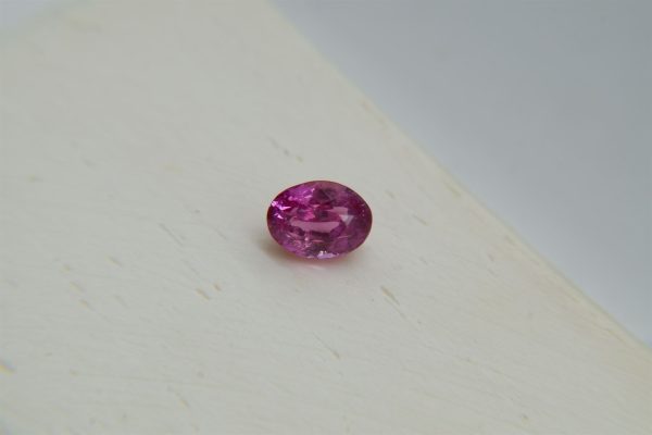 Premium: Vivid Red-Pink Sapphire - Oval - 0.997 ct - IGL certified
