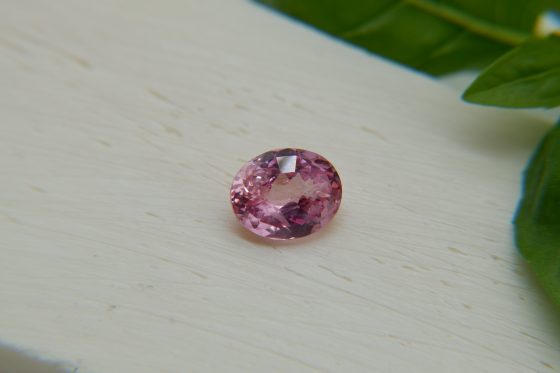 Rare: Vivid Padparadscha Sapphire - Oval - 1.51 ct - CSL certified