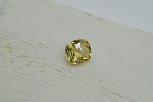 Premium: Vivid Intense Yellow Sapphire - Rectangular - 1.061 ct - IGL certified