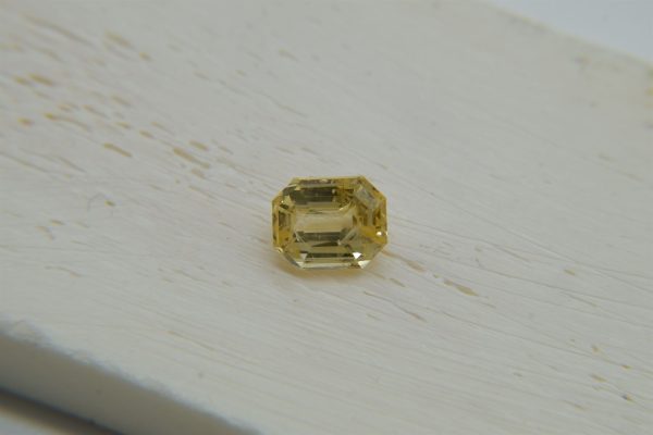 Premium: Vivid Lemon Yellow Sapphire - Octagon - 1.565 ct - IGL certified