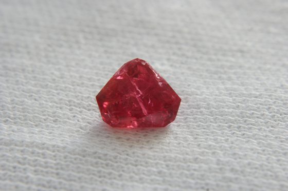 Rare: Neon Red Mahenge Spinel - Triangular - 1.45 ct - COR authenticated