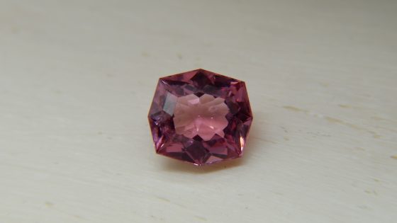 Vivid Pastel Orange-Pink Spinel - Octagon - 2.104 ct - AGL certified