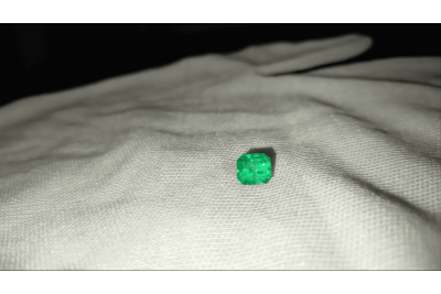 RARE: Muzo Mine Vivid blueish Green Colombian Emerald 1.18 ct