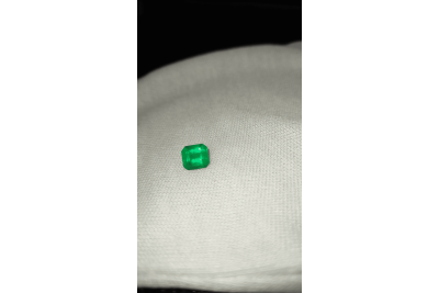 RARE: Muzo Mine Vivid blueish Green Colombian Emerald 1.76 ct