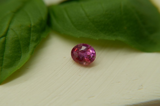 Vivid orangish Pink Sapphire, handcrafted cut 1.10 ct