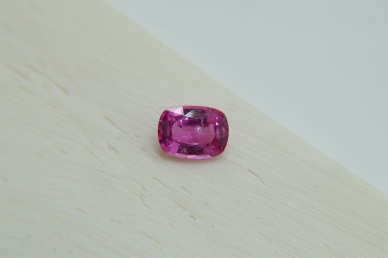 Vivid orangish Pink Sapphire 1 ct