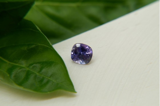 Vivid blueish Violet Sapphire - Oval - 0.95 ct. - COR