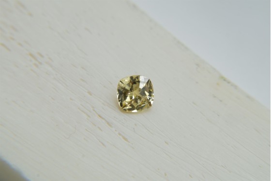 PREMIUM: Vivid Yellow Sapphire - Cushion - 0.9 ct. - COR