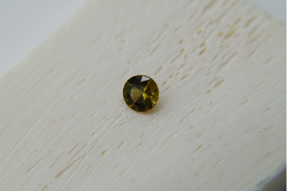 RARE: Vivid yellow-Green Dunilite - Round - 0.45 ct. - COR